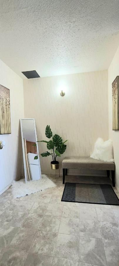Right Next To West Edmonton Mall With Free Parking Exterior foto